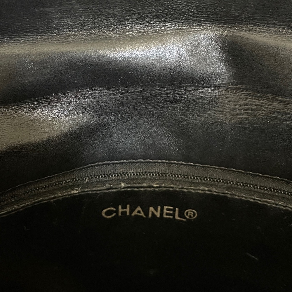 Vintage CHANEL Black Quilted lambskin Crossbody - Picture 10 of 16